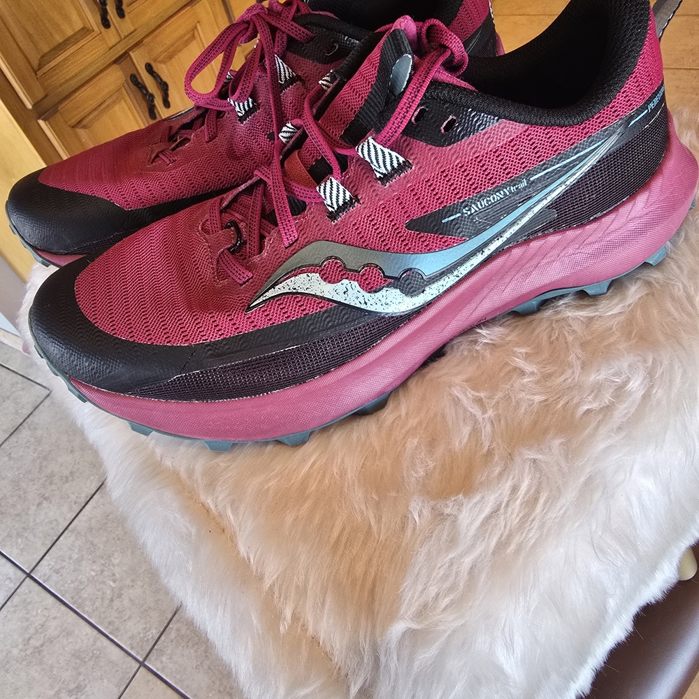 Saucony Women's Maroon and Black Running Shoes Sz 10